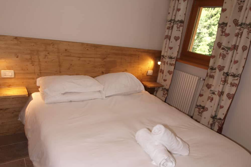 Appartement entier, Centre de Champoluc à côté des remontées mécaniques, 3 chambres, confortable poêle à bois, Wifi, 6 couchages in Champoluc, Ayas