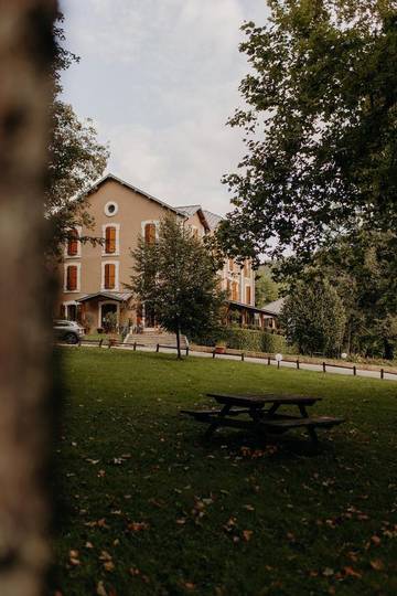 Hôtel pour 3 personnes, avec jardin et piscine, animaux acceptés à Cransac