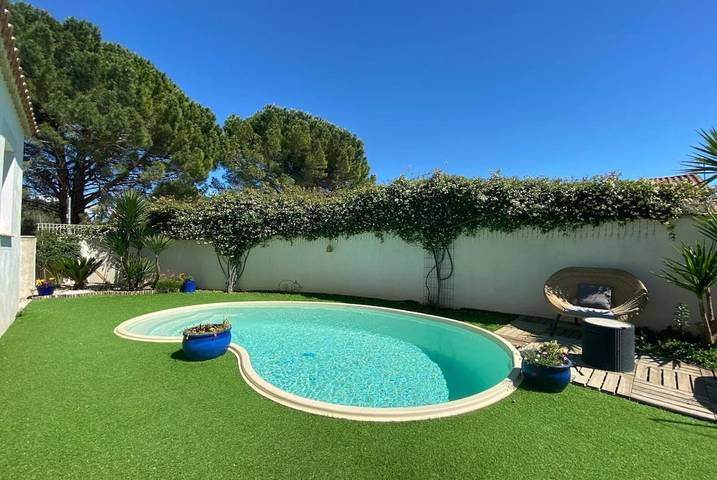Location de vacances pour 8 personnes, avec Terrasse ainsi que Jardin et Piscine à Vestric-et-Candiac