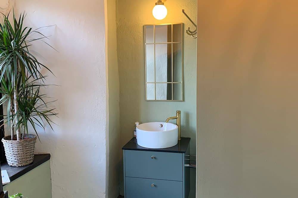 Carefully renovated Old Smithy farmhouse - luxury stay in Hjälmaren
