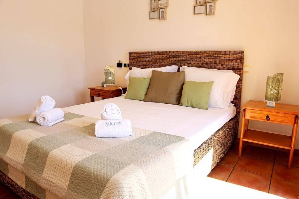 Villa Alvor near the beach with 4 suites in Alvor, Faro District