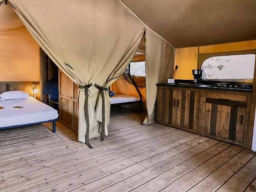 Camping Domaine des Chênes Blancs Pausado - Tienda de lona y madera 5 personas - Albergue Tienda Acogedora 3 Habitaciones 5 Personas Sin Sanitarios in Saint-Saturnin-lès-Apt, Parque natural regional del Luberon