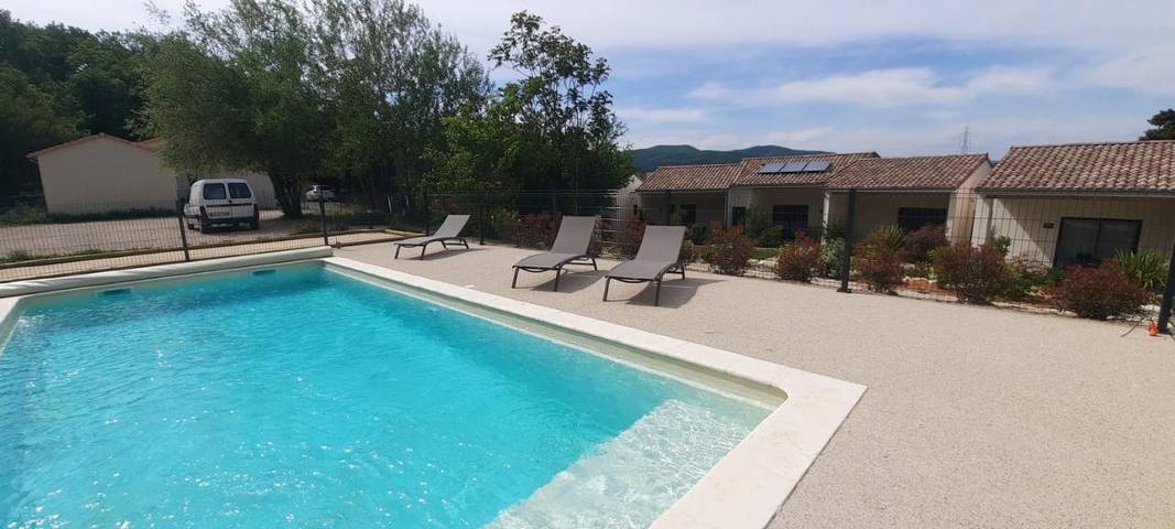 Location de vacances pour 2 personnes, avec piscine ainsi que vue et jardin, animaux acceptés à Les Tourrettes