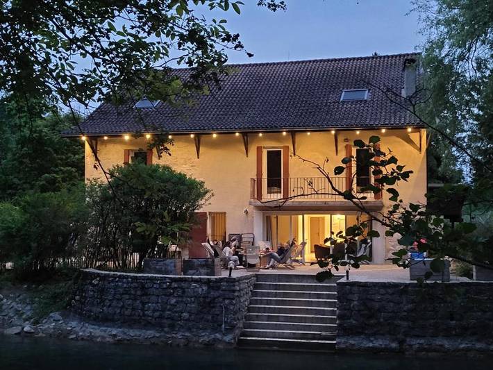 Location de vacances pour 26 personnes, avec jardin ainsi que piscine et vue, animaux acceptés à Chanaz - 2