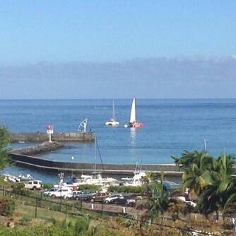 Gîte pour 2 personnes, avec piscine ainsi que balcon et vue dans Port de Saint-Gilles les Bains