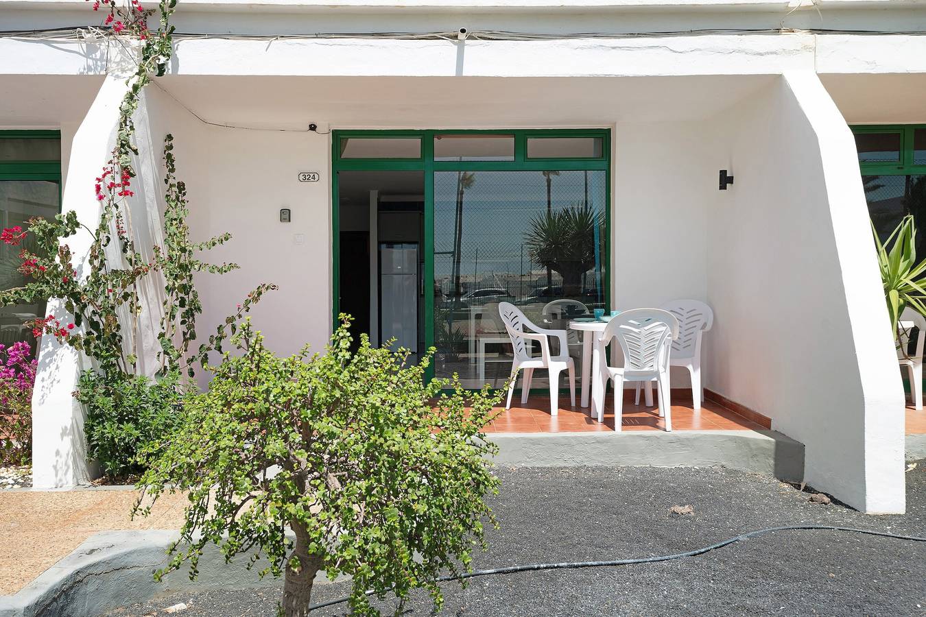 Entire apartment, Vacation Home 'Apartamento A 1 Minuto De Playa' with Shared Pool, Private Terrace and Shared Garden in Puerto del Carmen, Tías