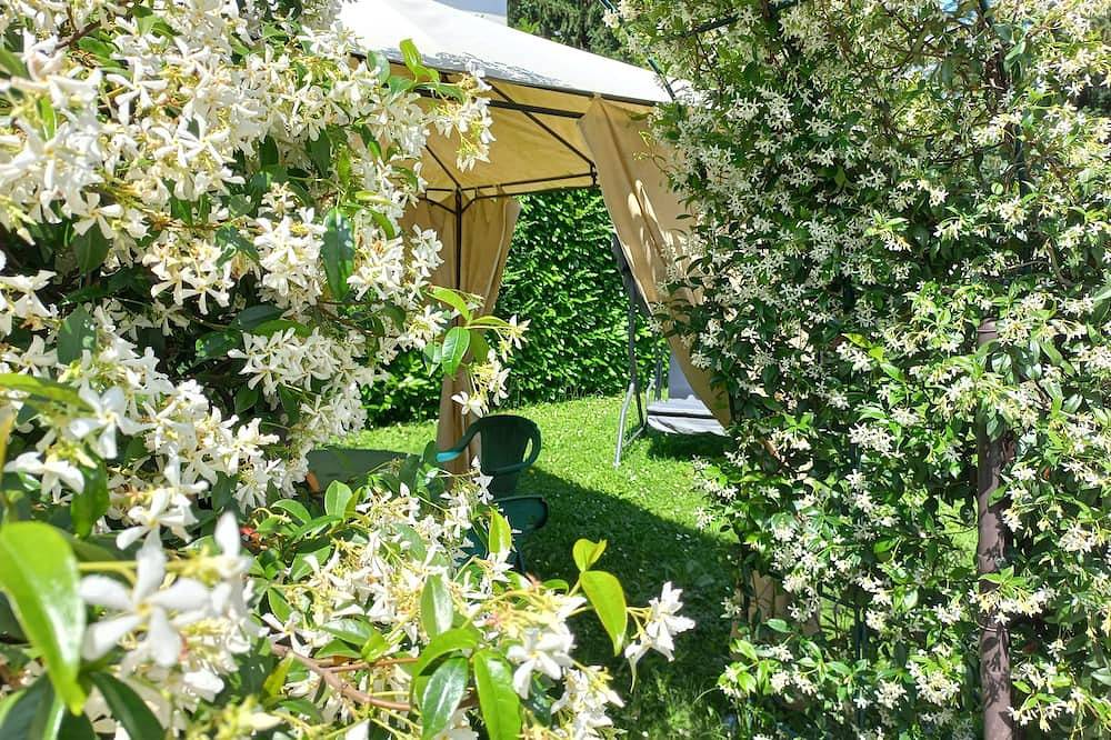 Les Magnolias de Venise à côté de l'arrêt de bus in Venise, Province de Venise