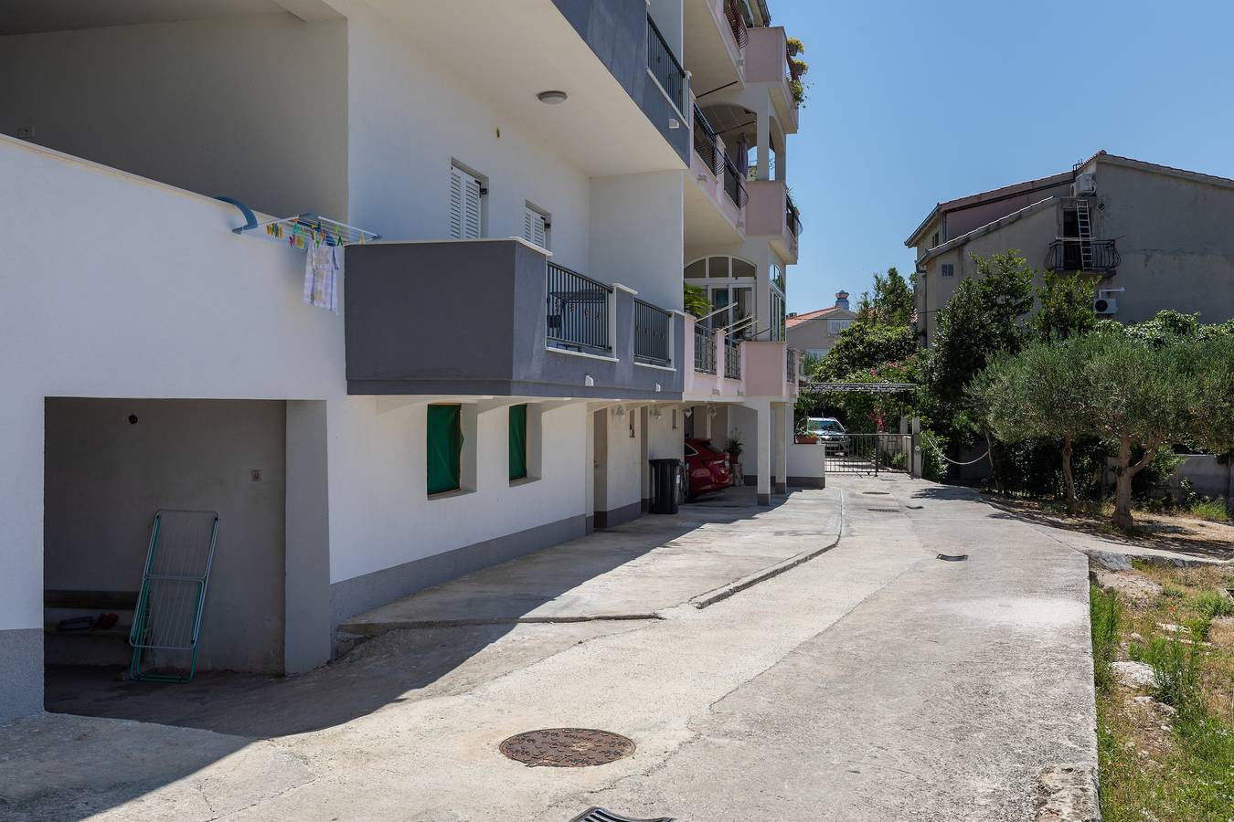 Ganze Wohnung, 3-Zimmer-Ferienwohnung mit Terrasse und Meerblick Duce, Omis A-14587-a in Dugi Rat, Omis-Riviera