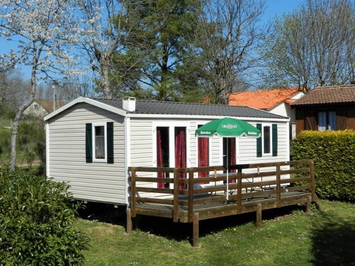 Glamping voor 6 personen, met Zwembad en Sauna in de Auvergne