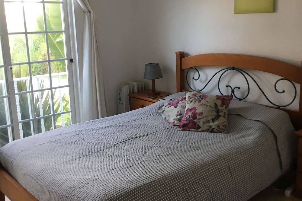 Ganze Wohnung, Secluded Lovely 2 Bedroom Ground Floor Apartment  with Wifi  Pool and Garden in Praia da Luz, Faro Distrikt