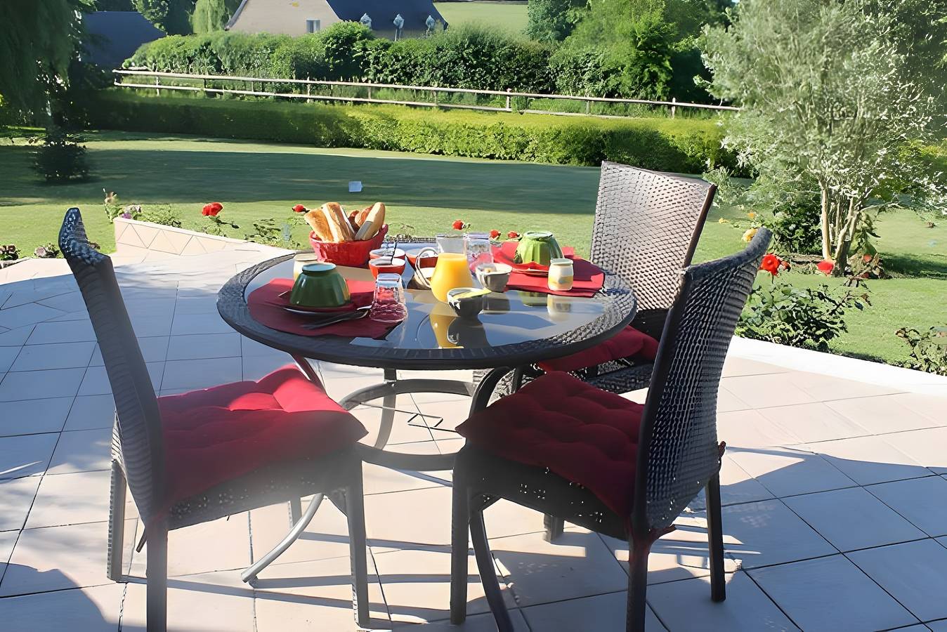 Chambre d’hôtes « Le Lys De Mer - Chambre » avec vue mer, terrasse partagée et Wi-Fi in Dragey-Ronthon, Baie du Mont-Saint-Michel