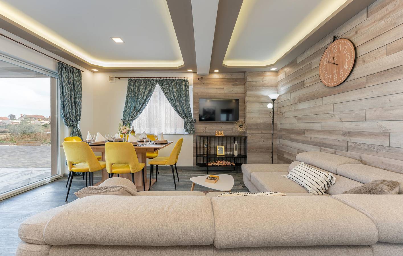 Holiday home for 10 people with pool in Zdrelac, Pasman