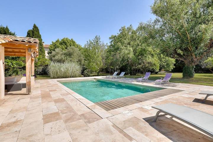 Location de vacances pour 18 personnes, avec piscine et vue ainsi que terrasse et jardin à Bédarrides - 4