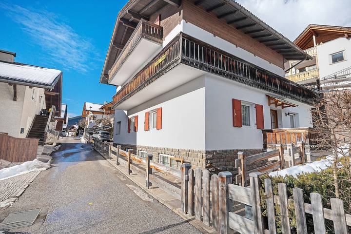 Ganze Wohnung, Ferienwohnung 'Goller Pilat' mit Bergblick, privater Terrasse und Wi-Fi in St. Ulrich in Gröden, Dolomiti Superski