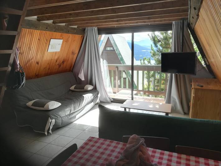 Chalet pour 6 personnes, avec jardin ainsi que vue sur le lac et balcon