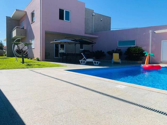 Location de vacances pour 10 personnes, avec jardin ainsi que vue et piscine dans Belinho - 4