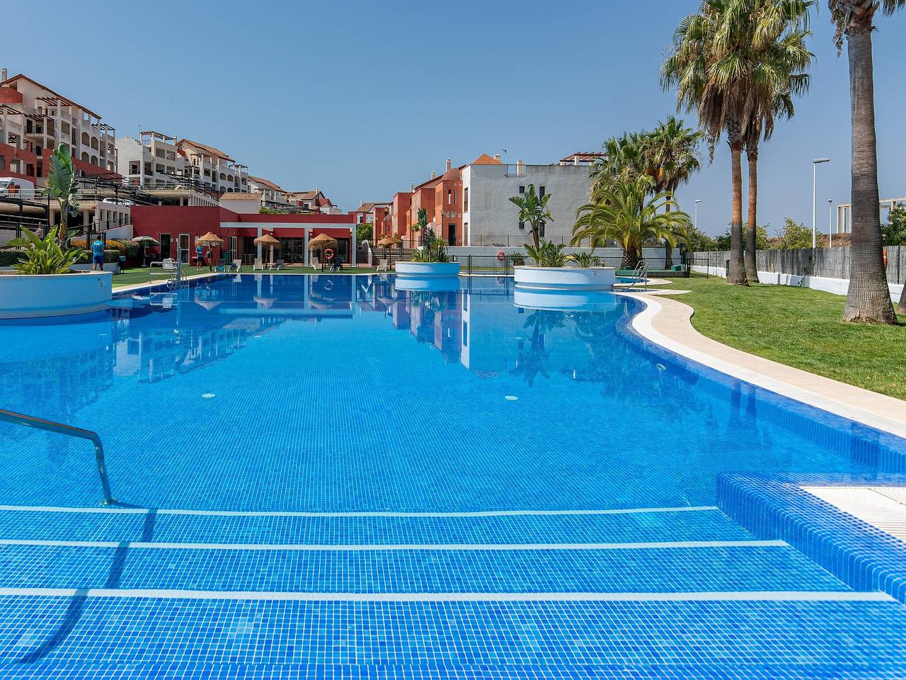 Apartamento inteiro, Apartamento de férias para 6 pessoas com jardim in Urbanizacion Costa Esuri, Ayamonte
