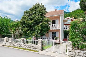 Villa für 6 Personen, mit Balkon und Garten in Montenegro