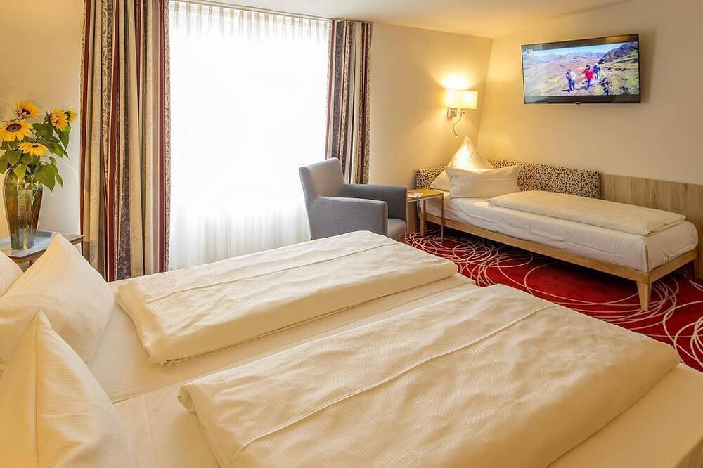 Dreibettzimmer mit Wc - Hotel Löwengarten in Speyer, Rheinebene