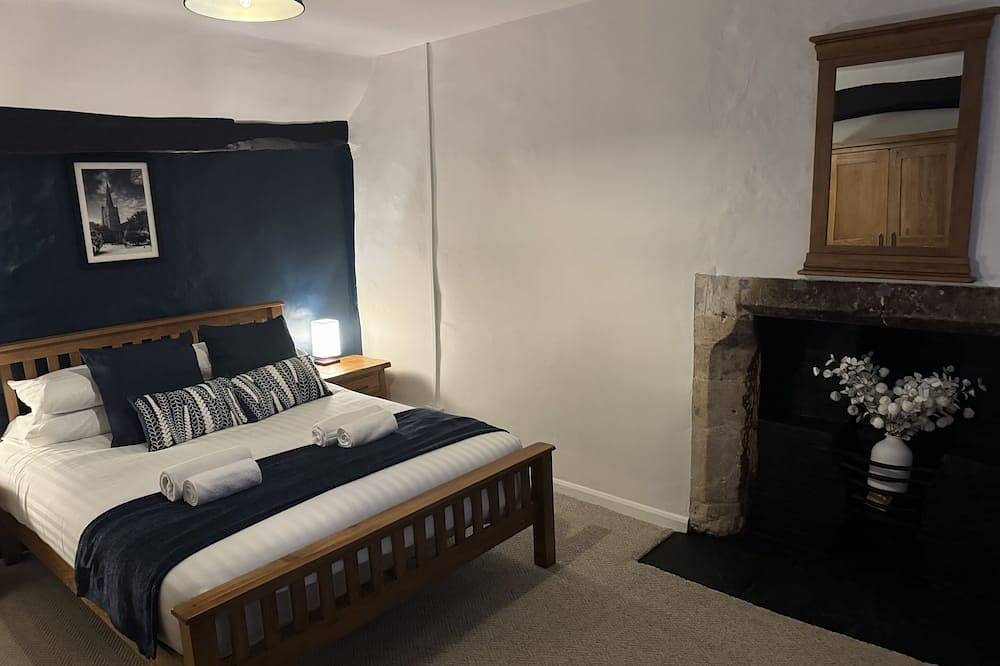 Cottage-Traditionell-Ensuite mit Dusche-Blick auf den Hof in Burford, Oxfordshire