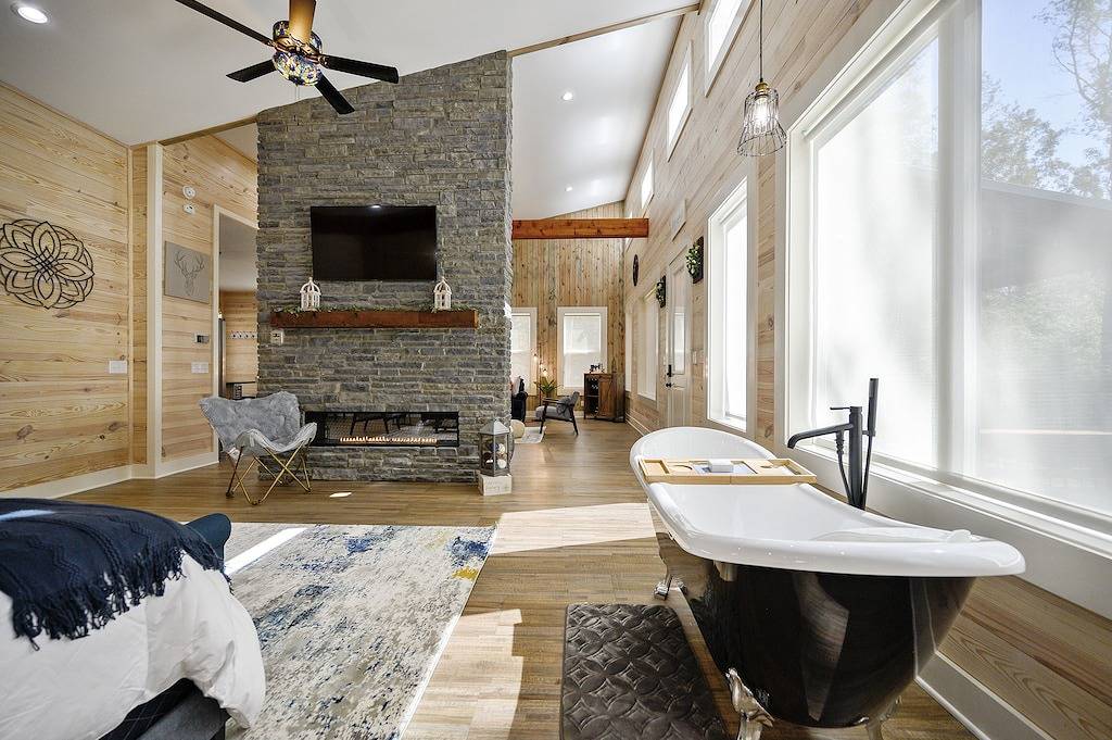 Luxury 1Br/1Ba Cabin in Beautiful Broken Bow, Oklahoma in Broken Bow, McCurtain County