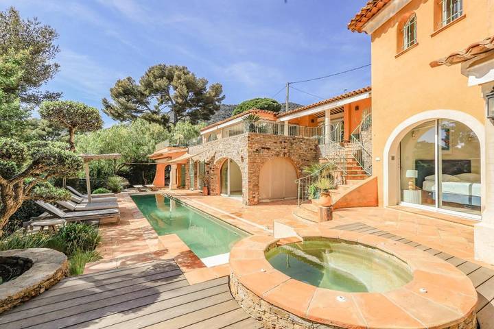 Villa pour 10 personnes, avec jardin ainsi que piscine et jacuzzi dans Le Lavandou