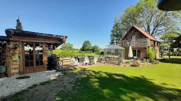 Location de vacances pour 4 personnes, avec Balcon et Jacuzzi ainsi que Terrasse et Jardin à Taisnières-en-Thiérache