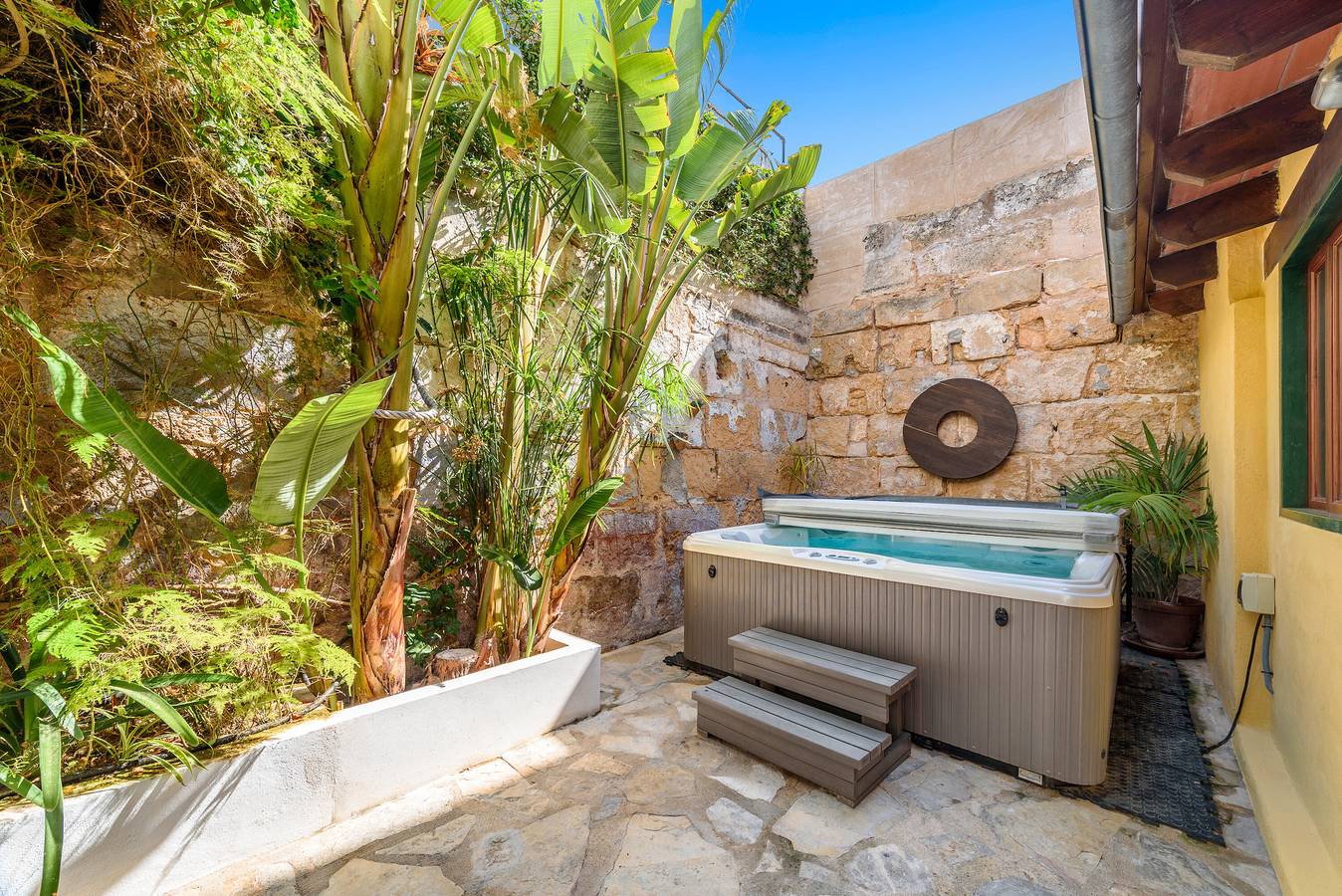 Holiday Home 'Grande' with Sea View and Hot Tub in Alcudia Old Town, Alcúdia