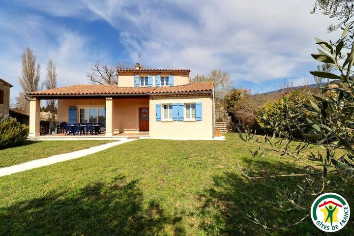 Gîte pour 8 personnes, avec jardin et terrasse à Le Pègue