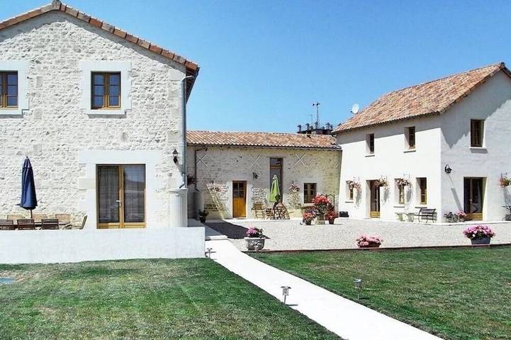 Location de vacances pour 17 personnes, avec terrasse et jardin à Berrie