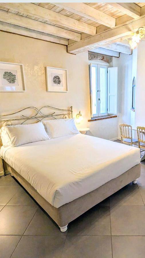 Chambre d’hôte pour 5 personnes, avec Terrasse et Jardin ainsi que Piscine et Vue sur le lac à Peschiera del Garda