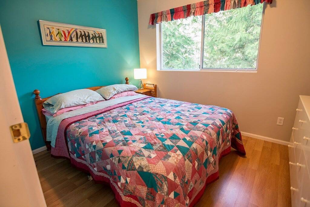 4 Bedroom Pet Friendly Cottage Ruhige, abgeschiedene Lage am Wasser in Secret Cove in Sunshine Coast Regional District