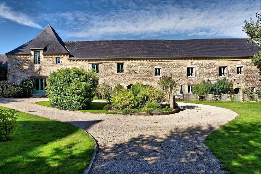 Gite attached to 15th Century Manor with heated pool and fishing lake in Plumaudan, Région de Dinan