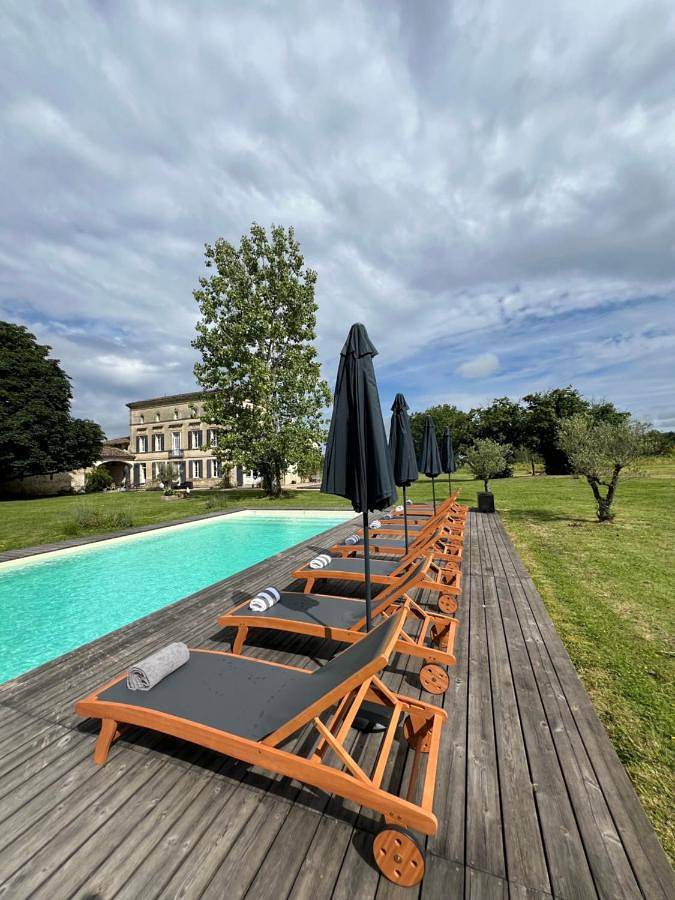 Location de vacances pour 12 personnes, avec Terrasse ainsi que Jardin et Piscine à Mauriac