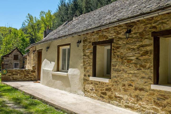 Location de vacances pour 8 personnes, avec terrasse ainsi que vue et jardin à Moyrazès - 4