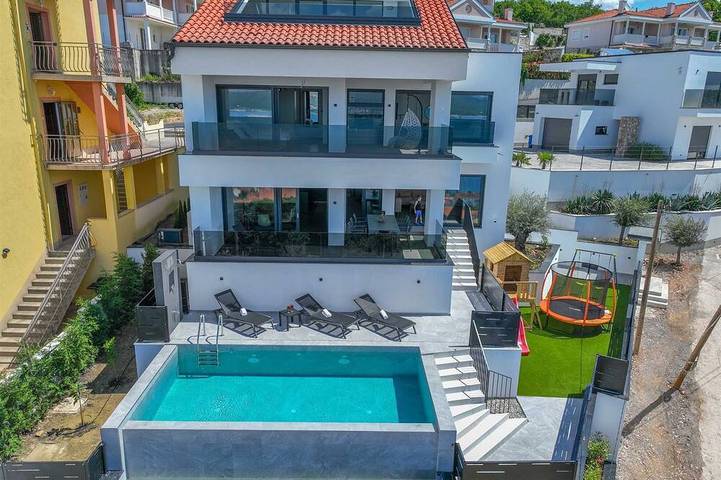 Villa für 8 Personen, mit Garten und Balkon in Crikvenica