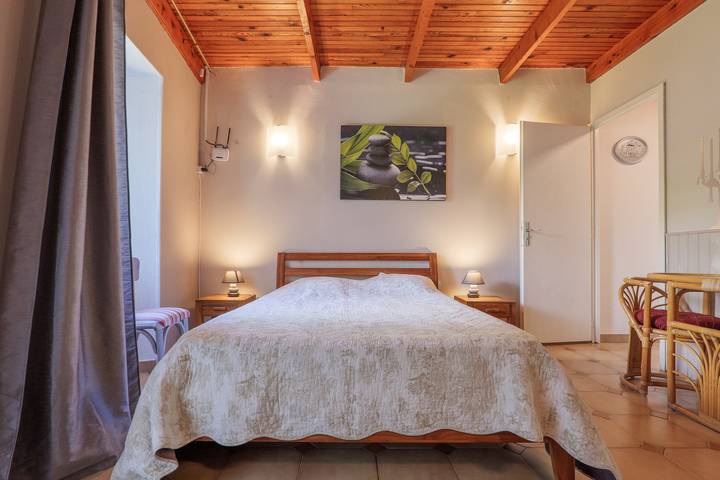 Appartement entier, Gîte « Les Combes » avec piscine partagée, Wi-Fi et climatisation in Chauzon, Ardèche