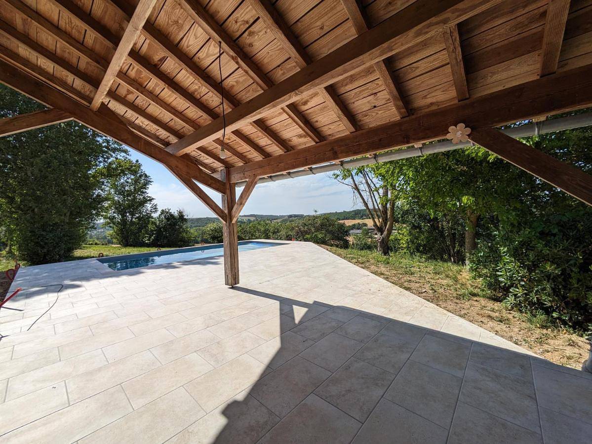 Gite Mondurausse - avec piscine et vue sur la vallée in La Salvetat-Belmontet, Tarn-et-Garonne