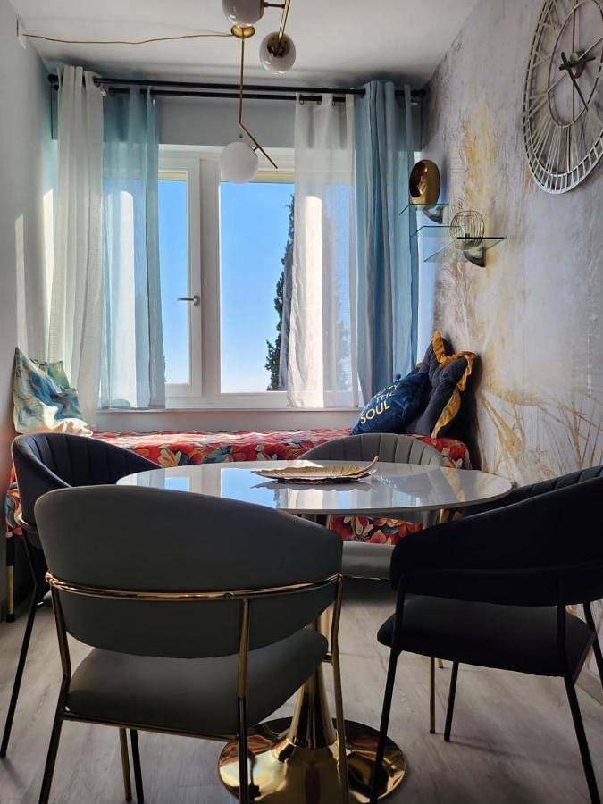 Ferienwohnung für 3 Personen, mit Ausblick und Pool sowie Balkon und Seeblick in Gardone Riviera