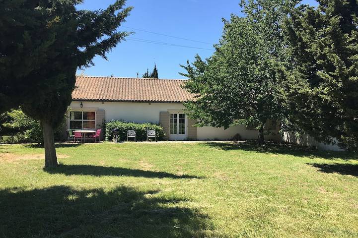 Gîte pour 8 personnes, avec terrasse et jardin à Verzeille