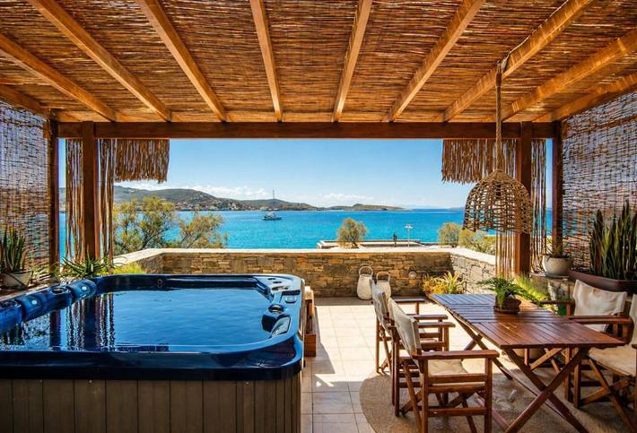 Gîte pour 3 personnes, avec Balcon et Jacuzzi ainsi que Terrasse et Vue dans Finikas - 3