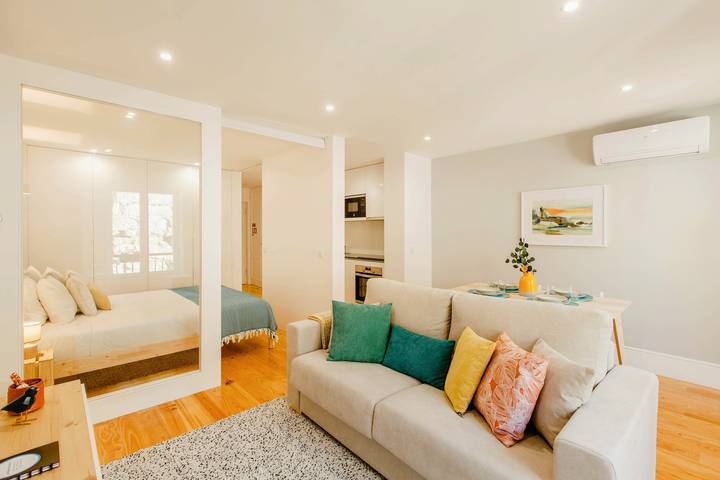 Ganze Wohnung, Ferienwohnung 'Almada Prime with Balcony' mit Balkon, Wlan und Klimaanlage in Cedofeita, Porto