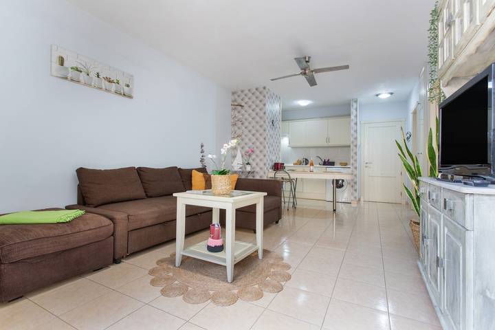 Appartamento intero, Vacanza 'Nos Lo Merecemos' con vista sulle montagne, piscina condivisa e Wi-Fi in Puerto Santiago, Santiago del Teide