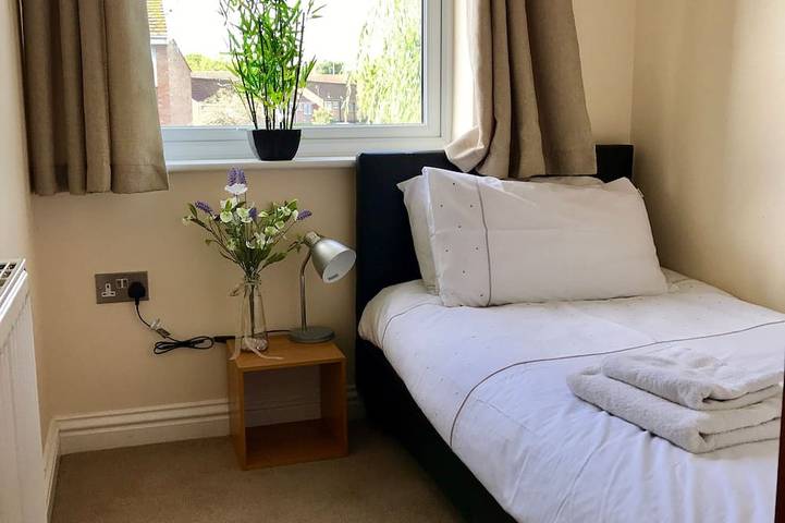 Geräumige 3-Bett-Stadthaus, 5 Minuten zu Fuß von Bracknell Town Center und Station in Bracknell, Berkshire