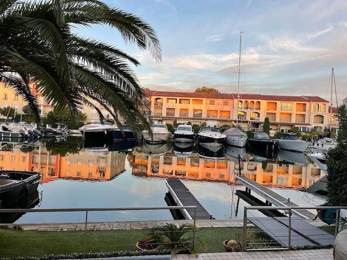 Villa pour 8 personnes, avec jardin ainsi que jacuzzi et piscine, adapté aux familles dans Port Grimaud