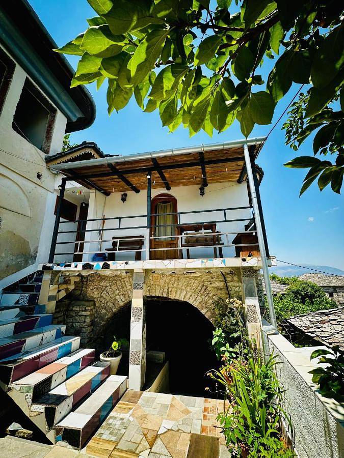 Maison d’hôte pour 6 personnes, avec jardin ainsi que vue et terrasse dans Gjirokastër