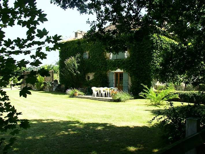 Location de vacances pour 6 personnes, avec Terrasse ainsi que Jardin et Piscine à Saint-Pierre-de-Côle