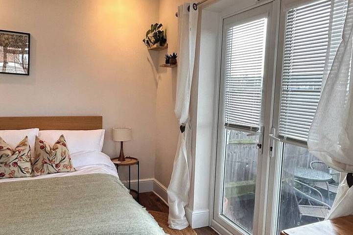 Self-contained cabin with stunning views! in Brighton, Sussex