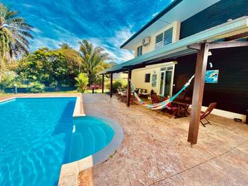 Location de vacances pour 8 personnes, avec piscine ainsi que vue et jardin à Remire-Montjoly