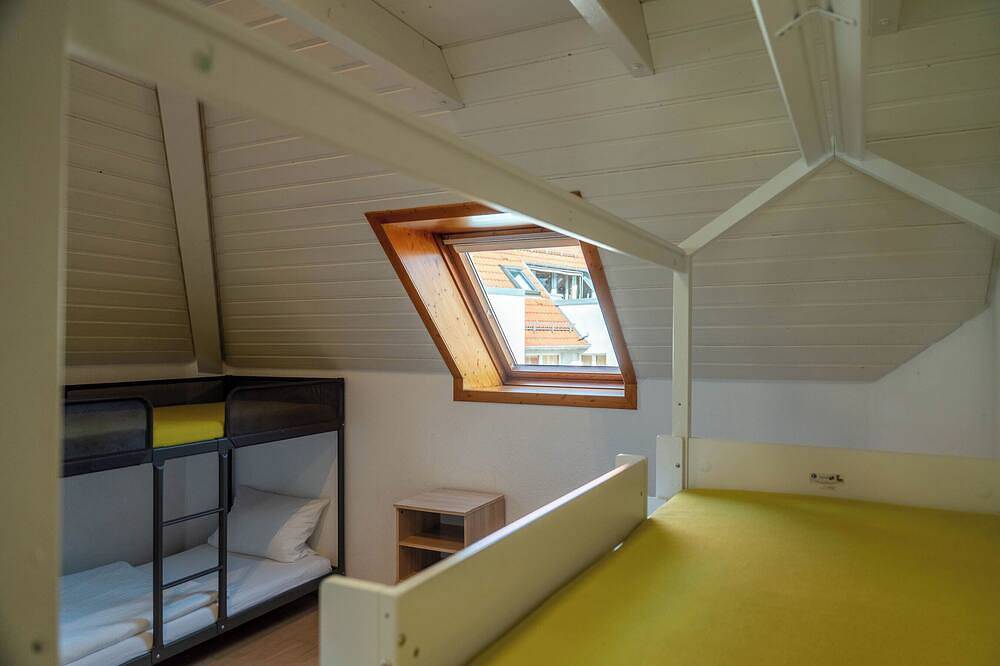 Ganze Wohnung, Spacious 3-bedroom apartment, Walk to Lakes, Transit & On-Site German Dining in Böblingen, Landkreis Böblingen